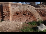 03721 ostia - regio i - insula ii - caseggiato del termopolio (i,ii,5) - raum (20) - detail - ostwand - 01-2024.jpg